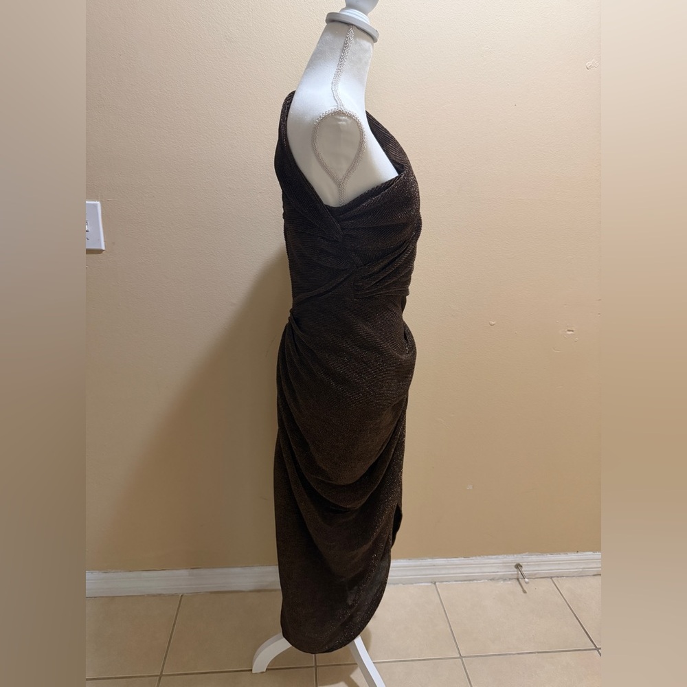 PRETTY LITTLE THING CHOCOLATE GLITTER PLISSE CUT OUT ONE SHOULDER DRAPED DRESS 8 - Picture 7 of 14